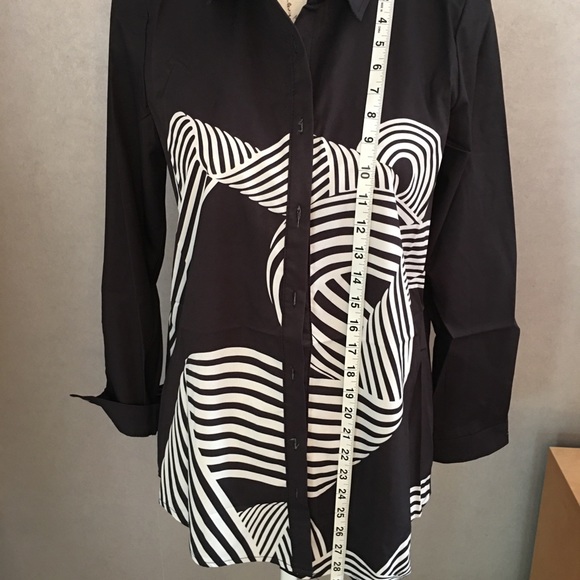 Shirt with black and white design. - Picture 5 of 5